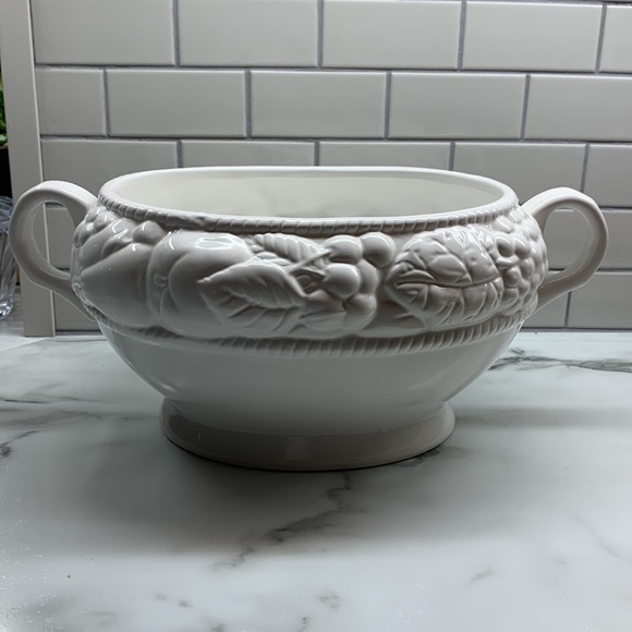 Beautiful Belize embossed bowl - Picture 3 of 7